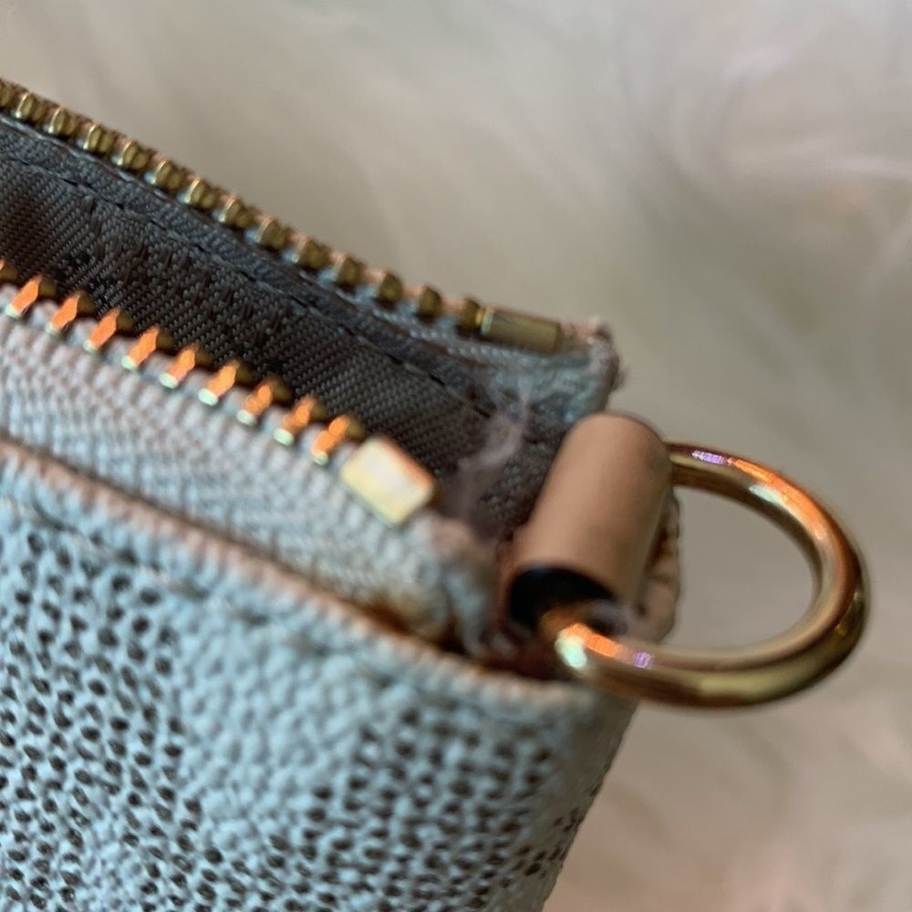 MICHEAL KORS FASHION WRISTLET - Picture 15 of 16
